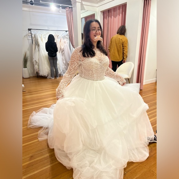 Wona Concepts Dresses & Skirts - Size 16 Wona Concepts Natalie Wedding Dress Gown long sleeve sweetheart neckline